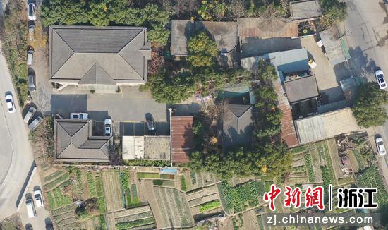 临平新城共有产权房项目地块上仍有房屋和田地。 王刚 摄
