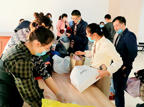 新华保险新疆分公司哈密中支开展爱心冬衣捐赠活动