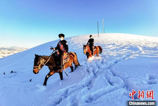 新疆伊犁：踏雪翻山 宪法宣传进牧区