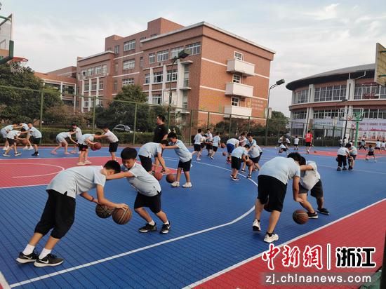 曙光小学的孩子们在课后服务中玩转篮球。 邵勤旦 摄