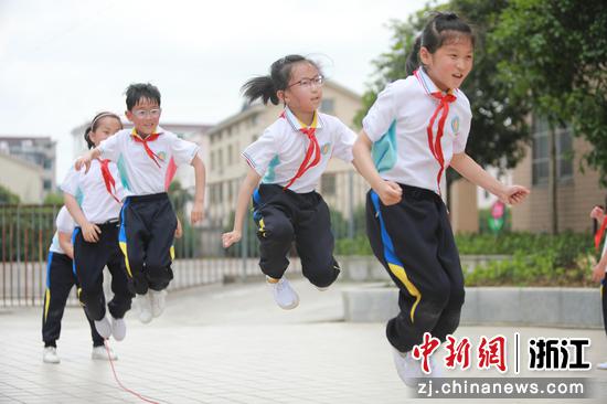 在东阳市第二实验小学，孩子们在课后服务中尽情运动。 蒋培娟 摄