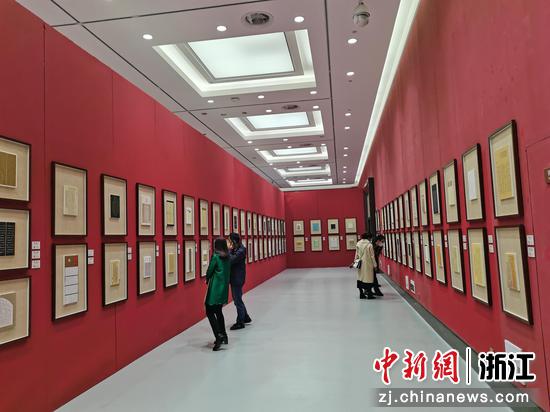 第13届中国钢笔书法大赛获奖作品展现场。  童笑雨 摄