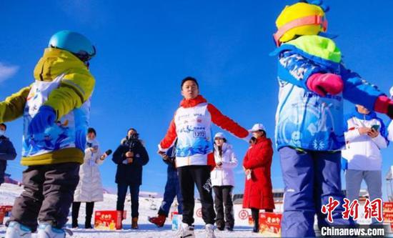 奥运冠军郭伟阳教孩子们如何正确热身 超级定点滑雪公开赛组委会 供图