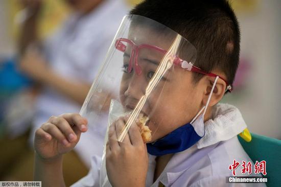 当地时间12月6日，菲律宾马尼拉，学生回到学校上课。据报道，这是菲律宾首都马尼拉自新冠肺炎疫情以来首次复课。
