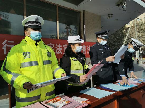 县司法、公安等多个部门单位的工作人员向广大群众宣传“宪法”相关知识 。
