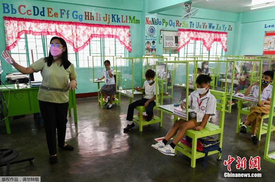 当地时间12月6日，菲律宾马尼拉，学生回到学校上课。据报道，这是菲律宾首都马尼拉自新冠肺炎疫情以来首次复课。图为老师为学生讲课。