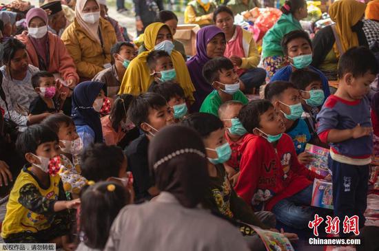 当地时间12月6日，印尼东爪哇省卢马江县，火山喷发后，Sumber Wuluh村民众住进临时避难所。据报道，梅鲁火山喷发遇难人数已升至15人，仍有27人下落不明。通报称，当地有5200多人受火山喷发直接影响，其中1700多名村民被疏散至19个避难所安置。