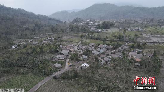 当地时间12月6日，印度尼西亚爪哇岛东部，受塞梅鲁火山喷发影响，Pronojiwo地区村庄受损。图为无人机航拍受灾村庄。