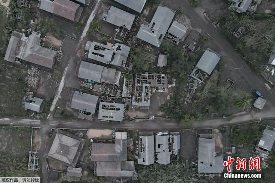 当地时间12月6日，印度尼西亚爪哇岛东部，受塞梅鲁火山喷发影响，Pronojiwo地区村庄受损。图为无人机拍摄到的受损房屋。