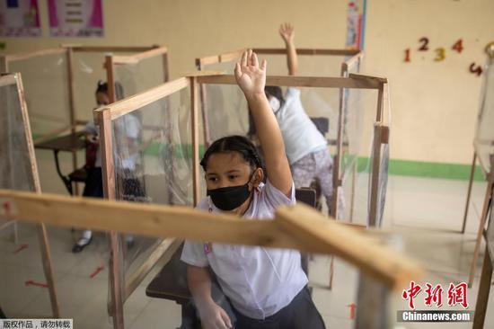 当地时间12月6日，菲律宾马尼拉，学生回到学校上课。据报道，这是菲律宾首都马尼拉自新冠肺炎疫情以来首次复课。