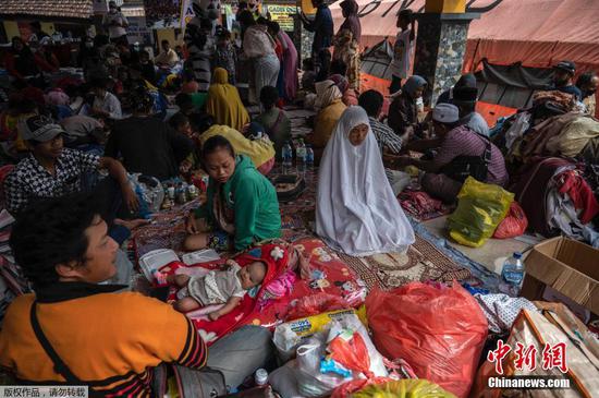 当地时间12月6日，印尼东爪哇省卢马江县，火山喷发后，Sumber Wuluh村民众住进临时避难所。据报道，梅鲁火山喷发遇难人数已升至15人，仍有27人下落不明。通报称，当地有5200多人受火山喷发直接影响，其中1700多名村民被疏散至19个避难所安置。