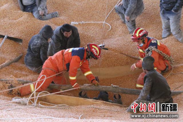 新疆特克斯：一人掉進20米高糧庫被埋壓 消防員緊急營救