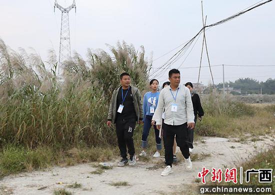 阿海与乌石镇社区康复中心的同事前往吸毒人员家中。黎成春 供图