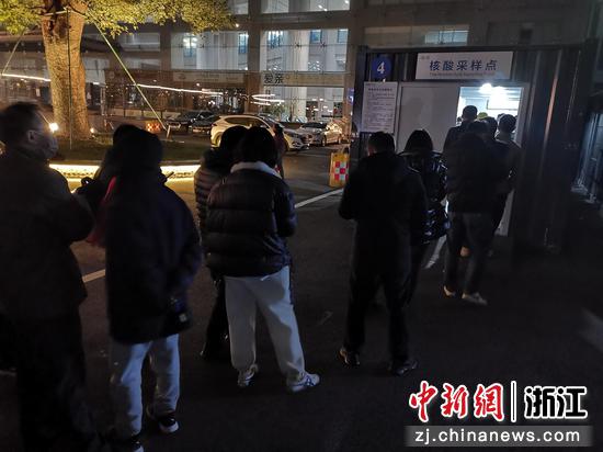 浙江省人民医院核酸检测点排起了长队。  谢盼盼 摄
