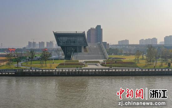 航拍坐落于中国大运河边的杭州大运河音乐公园。 王刚 摄