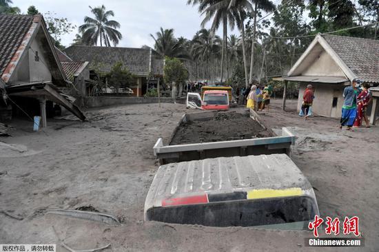 当地时间12月6日，塞梅鲁火山喷发后，印度尼西亚东爪哇省卢马江县部分汽车被掩埋在火山灰中。据报道，当地时间4日15时许，位于印尼东爪哇省境内的塞梅鲁火山在大雨中剧烈喷发，火山灰雨和熔岩造成附近10多个村庄严重受灾。