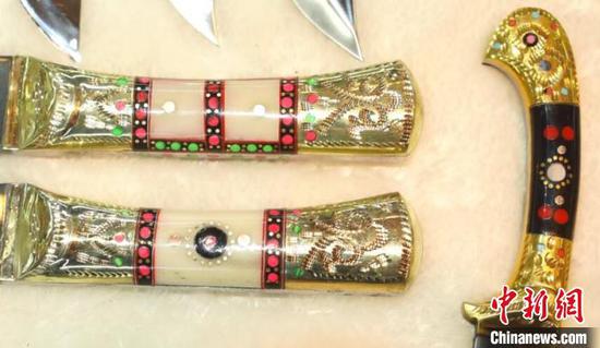 英吉沙小刀精美的刀柄采用金、银、铜、玉、骨、宝石等不同材质镶嵌制作。　胡嘉琛 摄