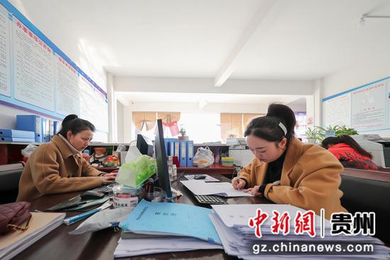 2021年12月6日，杨燕妮（右）和罗卫（左）在贵州省铜仁市玉屏侗族自治县新店镇沙水坪村活动室办公。