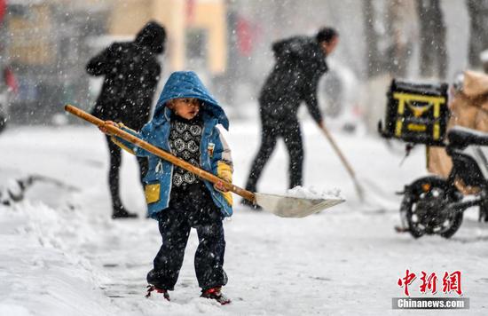 寒潮来袭 新疆多地迎降雪降温天气