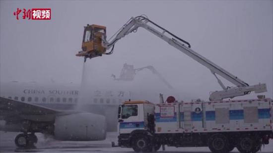 新疆多地大雪 機場全力應對保障航班安全