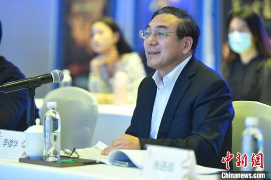 图为中国新闻社新疆分社社长、高级记者李德华在论坛上发言。 刘冉阳 摄