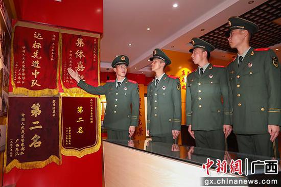 12月8日，唐盟为战友讲解中队荣誉历史。徐世立  供图