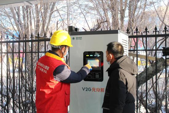新疆首座电动汽车V2G充电站在乌鲁木齐德港万达商圈建成投运。李翔楠 摄