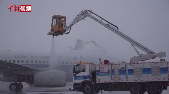 新疆多地大雪 機場全力應對保障航班安全