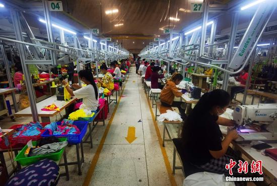 随着柬埔寨重开国门，各领域经济活动逐渐放开，作为柬埔寨经济支柱产业之一的制衣业一派繁忙景象。图为12月8日，柬埔寨金边GNT制衣厂房的作业流水线。 中新社记者 欧阳开宇 摄