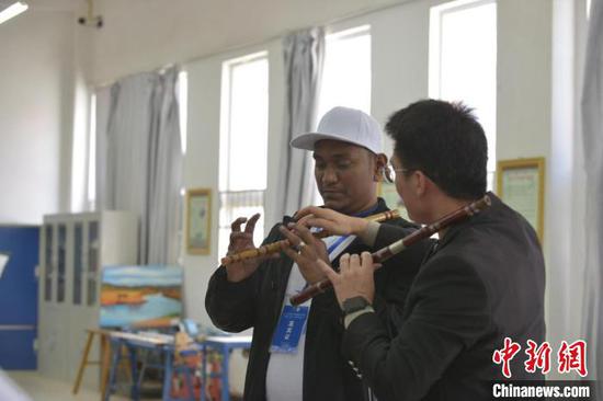 来华留学生学习箫笛演奏。　余菲 摄