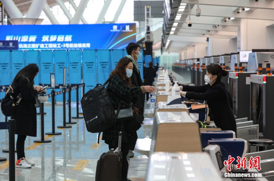 旅客在贵阳龙洞堡国际机场T3航站楼办理值机业务。瞿宏伦 摄