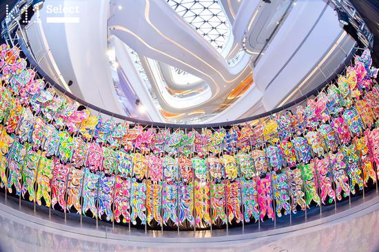 90后剪纸艺术家陈粉丸结合天津传统工艺创作的全新艺术作品——《津天于天津》亮相。
