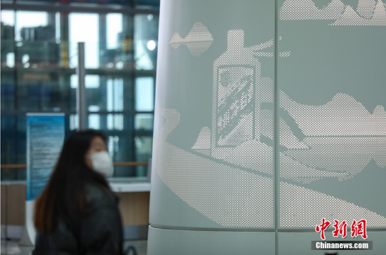 T3航站楼出发大厅内的“贵州茅台酒”图案独立柱。 瞿宏伦 摄