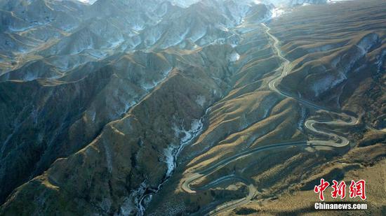 空中俯瞰新疆“四好農村路”