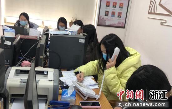 刘艳媛（右二）电话核查防疫期间流动人员信息。董莹 摄