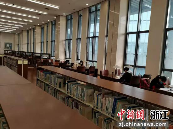 杭州图书馆内，读者全程佩戴口罩。童笑雨 摄