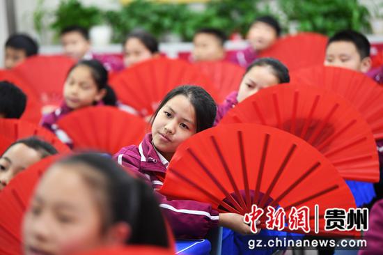 12月15日，贵阳市南明区花果园第三小学的学生正在进行室内课间健身操锻炼。