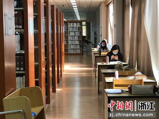 在浙江图书馆，读者隔位就座。童笑雨 摄