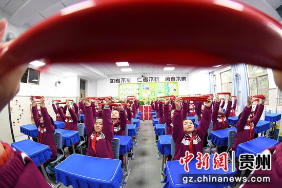 12月15日，贵阳市南明区花果园第三小学的学生正在进行室内课间健身操锻炼。