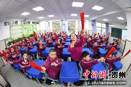 12月15日，贵阳市南明区花果园第三小学的舞蹈老师彭杨正在指导学生练习室内课间健身操《万疆》。