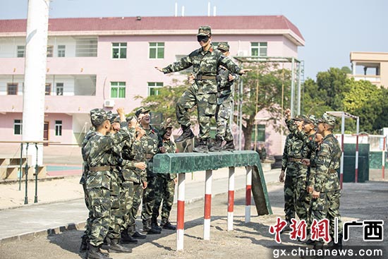 武警官兵在进行“蒙眼过桥”训练。