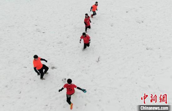 沙湾市“健康杯”11人制足球比赛在雪地上举行。　王景平 摄