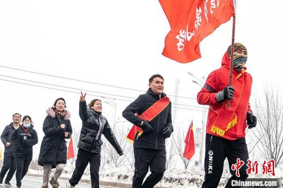 沙湾市举办“我为北京冬奥会加油”迷你马拉松比赛。　徐光勇　摄