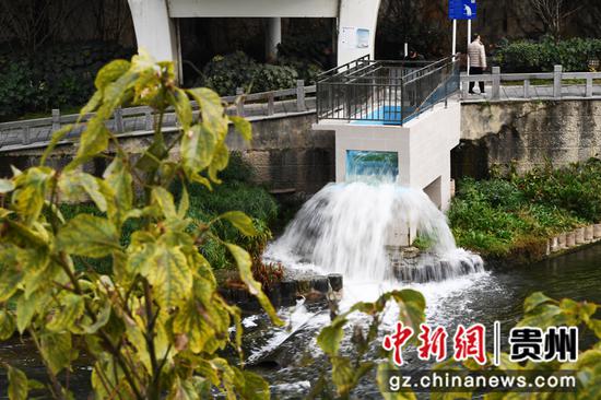 12月15日拍摄的贵阳市青山再生水厂厂区出水排放口。