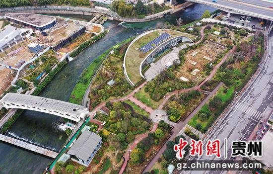 12月15日拍摄的贵阳市青山再生水厂活水景观公园（无人机拍摄）。