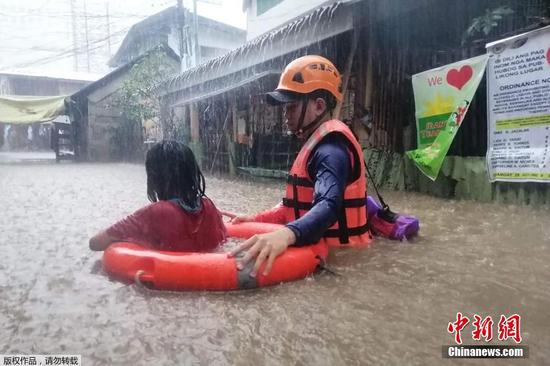 12月16日，超强台风“雷伊”登陆菲律宾，已有近10万人撤离。菲律宾官员表示，超强台风袭击菲律宾，横扫该国东南部多地，目前，近10万人已从可能会被山洪、滑坡和潮汐摧毁的高危地区撤离。