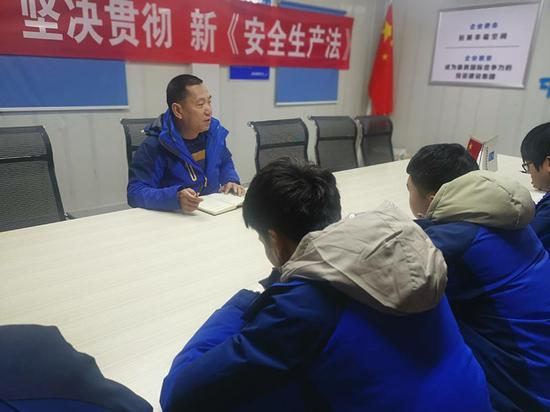 王万军与新员工座谈。 王万军:在火炉盆地铸造中建品牌