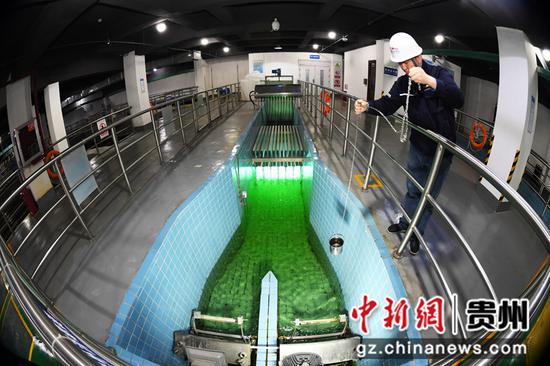 12月15日，贵阳市青山再生水厂的工作人员正在从紫外消毒渠中取水作感观对比。