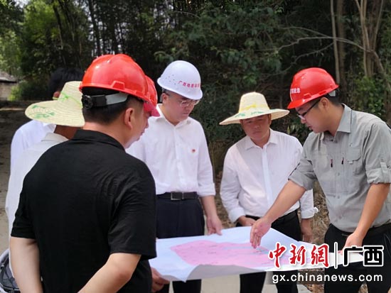刘振宇（右一）陪同自治区自然资源厅厅长陈建军（中）到全州县泥石流突发性地质灾害现场调查。