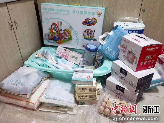 集中隔离点提供的暖心物资。白洪辉供图